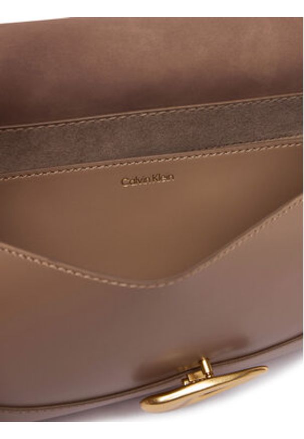 Calvin Klein Torebka Hardware Brushed Shoulder Bag LV04F3337G Beżowy. Kolor: beżowy. Materiał: skórzane