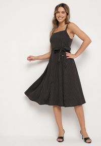 Born2be - Czarna Sukienka z Wiskozą ze Wzorem Pasków Dolereia. Okazja: na co dzień. Kolor: czarny. Materiał: wiskoza. Długość rękawa: na ramiączkach. Styl: klasyczny, casual. Długość: midi #7