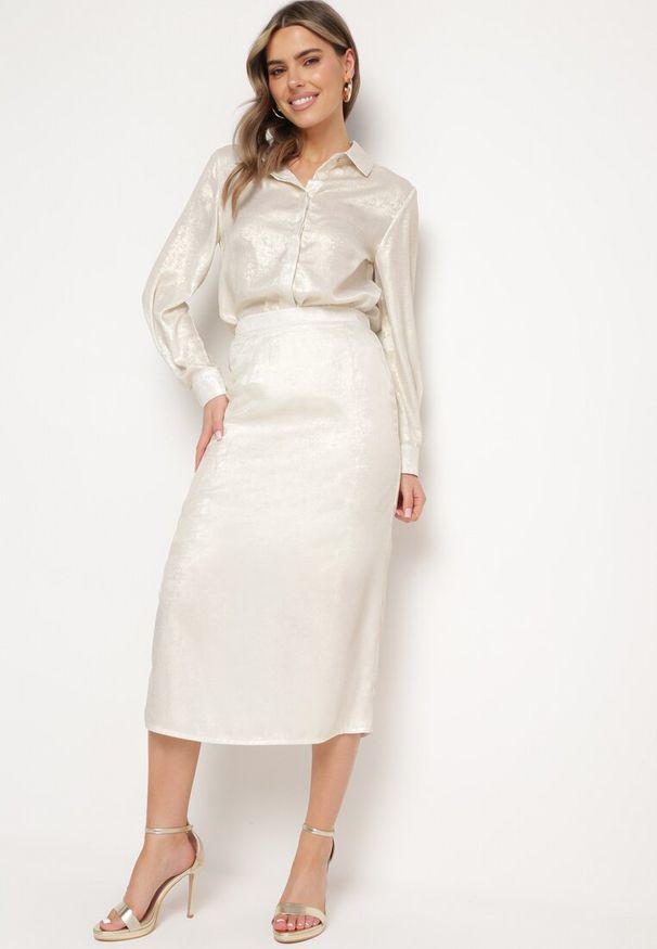 Born2be - Jasnobeżowa Spódnica Midi z Rozcięciem na Boku i Metalicznym Połyskiem Citrulla. Okazja: na co dzień. Kolor: beżowy. Styl: casual, klasyczny, wizytowy