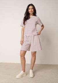 Born2be - Czerwono-Biały Bawełniany T-shirt w Poziome Paski Rive. Okazja: do pracy, na co dzień. Kolor: biały. Materiał: bawełna. Długość: krótkie. Wzór: paski. Styl: klasyczny, casual #8