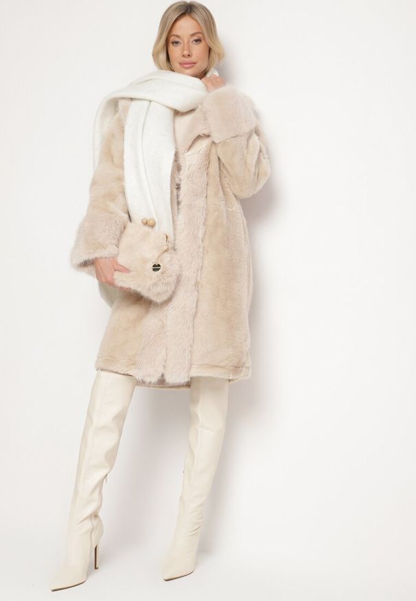 Born2be - Beżowa Długa Kurtka Futro z Wiskozą i Wsuwanymi Kieszeniami Ninnelira. Okazja: na spacer. Kolor: beżowy. Materiał: futro, wiskoza. Długość: długie. Sezon: jesień. Styl: wizytowy, elegancki