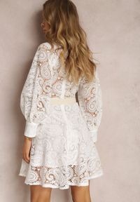 Renee - Biała Sukienka Melliopis. Kolor: biały. Materiał: tkanina, koronka. Wzór: paisley. Styl: elegancki. Długość: mini #5