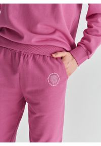 Pako Lorente - Różowe spodnie dresowe oversize C22SF-WD-002-R-0. Okazja: na co dzień. Kolor: różowy. Materiał: dresówka. Długość: długie. Styl: casual #3
