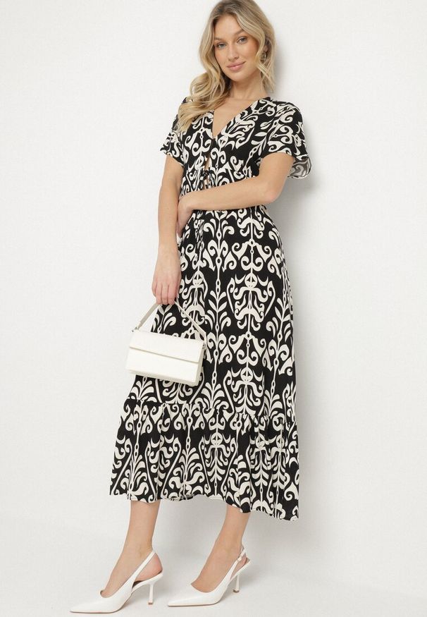 Born2be - Czarna Sukienka z Wiskozy w Abstrakcyjny Wzór Faledira. Okazja: na co dzień. Typ kołnierza: dekolt w serek. Kolor: czarny. Materiał: wiskoza. Długość rękawa: krótki rękaw. Typ sukienki: proste. Styl: casual, klasyczny