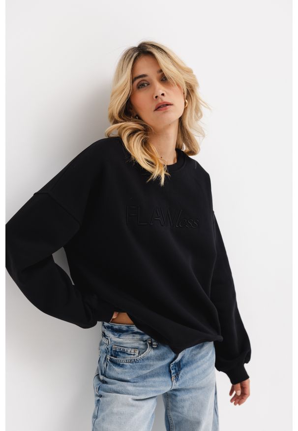 BLUZA LOLA CZARNA Z HAFTEM S - Flawless. Okazja: na co dzień. Kolor: czarny. Materiał: bawełna, dresówka. Wzór: haft. Styl: elegancki, casual