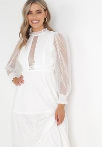 Born2be - Biała Rozkloszowana Sukienka z Ozdobnymi Tiulowymi Wstawkami Revisa. Typ kołnierza: kołnierz z falbankami. Kolor: biały. Materiał: tiul. Wzór: aplikacja. Długość: maxi #2