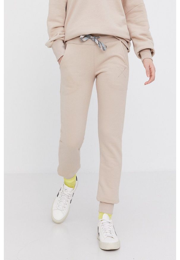 Answear Lab Spodnie damskie kolor beżowy gładkie. Kolor: beżowy. Materiał: bawełna, poliester, dzianina. Wzór: gładki