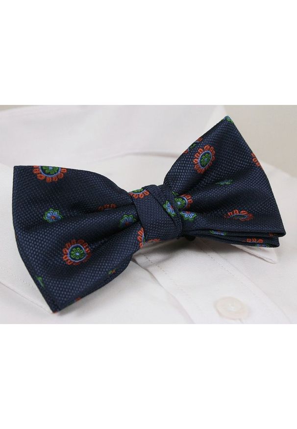 Chattier - Ciemna Granatowa Mucha z Białą Poszetką -CHATTIER- Męska, w Pomarańczowo-Zielone Kwiatki. Kolor: niebieski. Wzór: kwiaty. Styl: sportowy, elegancki