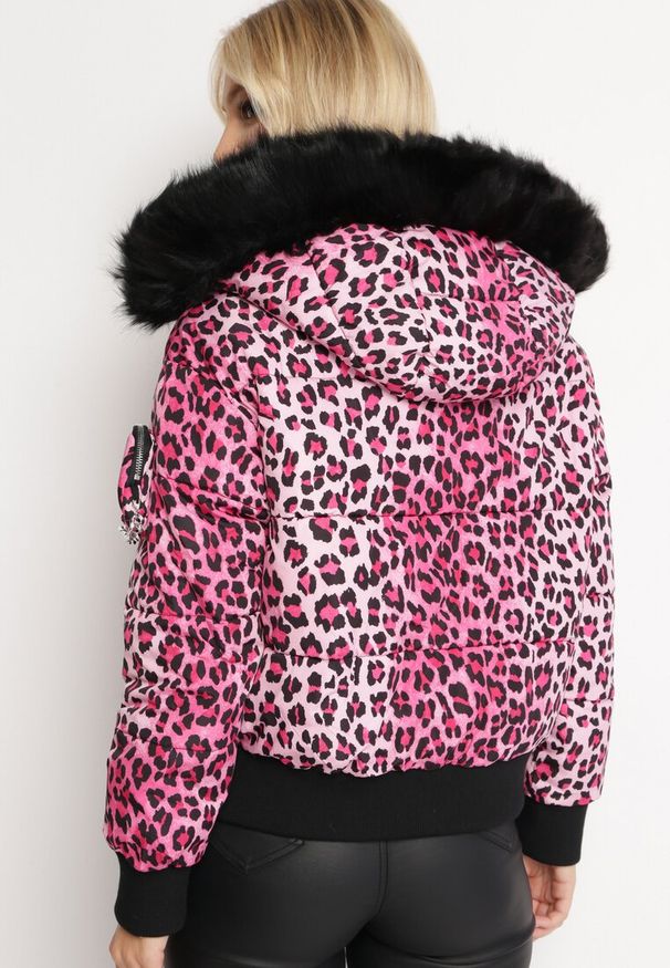 Born2be - Różowa Kurtka Pikowana w Panterkę z Saszetką Adove. Kolor: różowy. Materiał: futro. Wzór: motyw zwierzęcy. Styl: elegancki