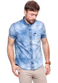 Lee - KOSZULA MĘSKA KRÓTKI RĘKAW RĘKAW LEE BUTTON DOWN SHIRT DAYLIGHT BLAZE L886PGRS. Typ kołnierza: button down. Materiał: jeans. Długość rękawa: krótki rękaw. Długość: krótkie #8