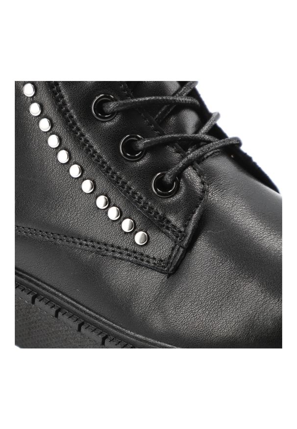 Big-Star - Czarne Glany Big Star Solidne Obuwie Damskie. Wysokość cholewki: przed kolano. Kolor: czarny. Szerokość cholewki: normalna. Wzór: aplikacja. Styl: klasyczny, rockowy