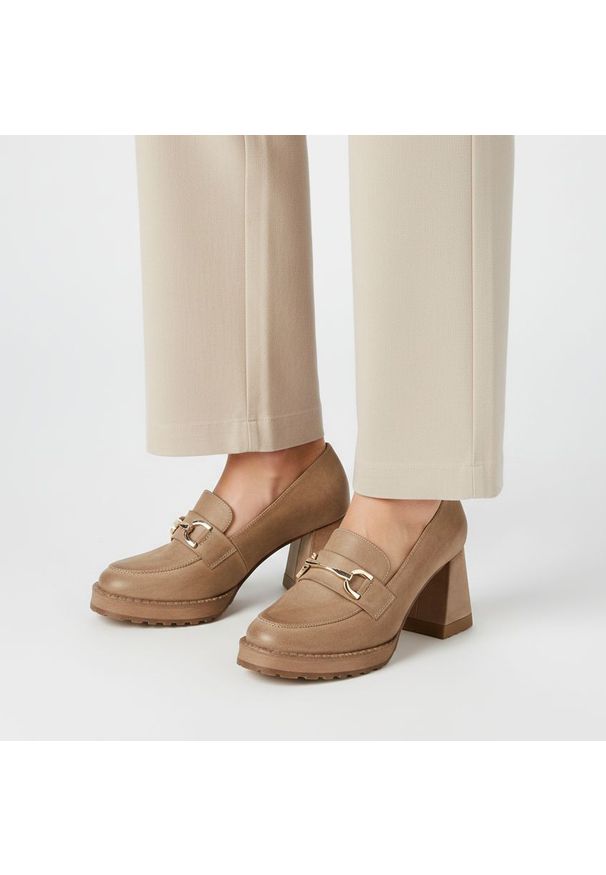 Półbuty damskie Armodo, cholewka ze skóry naturalnej stabilnym słupkowym obcasie z ozdobną klamrą i masywną podeszwą łączą elegancki styl z wygodą na. Okazja: na co dzień, do pracy. Zapięcie: klamry. Kolor: beżowy. Szerokość cholewki: normalna. Wzór: aplikacja. Materiał: skóra. Obcas: na obcasie. Styl: elegancki. Wysokość obcasa: średni