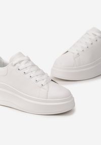 Born2be - Białe Gładkie Sneakersy z Ekoskóry na Grubej Podeszwie ze Sznurowaniem Avara. Kolor: biały. Wzór: gładki. Obcas: na platformie #3
