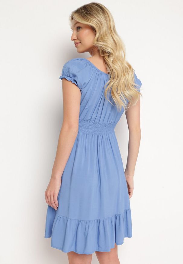 Born2be - Niebieska Wiskozowa Sukienka z Gumkami w Pasie Ściągana przy Dekolcie z Falbanką Tiimamla. Okazja: na co dzień. Kolor: niebieski. Materiał: wiskoza. Długość rękawa: krótki rękaw. Sezon: wiosna, lato. Typ sukienki: proste. Styl: casual