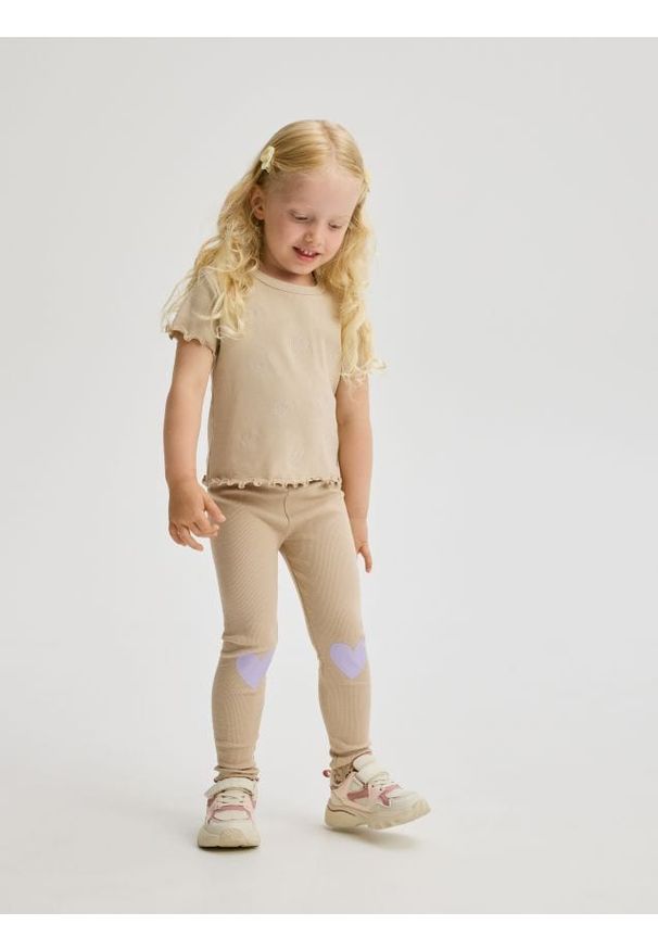 Reserved - Prążkowane legginsy - beżowy. Kolor: beżowy. Materiał: prążkowany