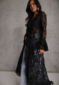 Renee - Czarna Narzutka Sukienka Plażowa Boho z Koronki Ozdobiona Guzikami i Falbanami Palmeda. Okazja: na plażę. Kolor: czarny. Materiał: koronka. Wzór: aplikacja, koronka. Sezon: lato. Typ sukienki: proste. Styl: boho #1