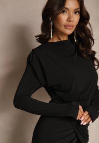 Renee - Czarna Dopasowana Sukienka Koktajlowa Ozdobiona Marszczeniem Besini. Okazja: na studniówkę. Kolor: czarny. Wzór: aplikacja. Styl: wizytowy #2