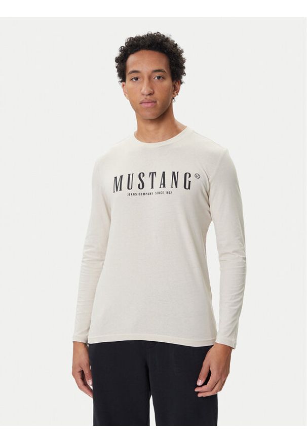 Mustang Longsleeve Asheville 1016873 Beżowy Regular Fit. Kolor: beżowy. Materiał: bawełna. Długość rękawa: długi rękaw