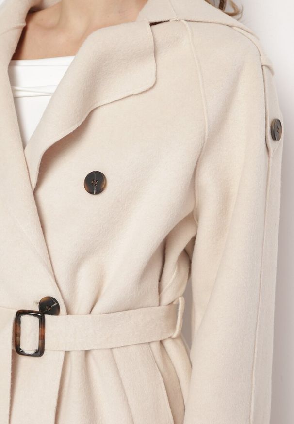 Born2be - Jasnobeżowy Dwurzędowy Płaszcz z Paskiem Haleri. Kolor: beżowy. Materiał: materiał. Wzór: paski. Styl: elegancki