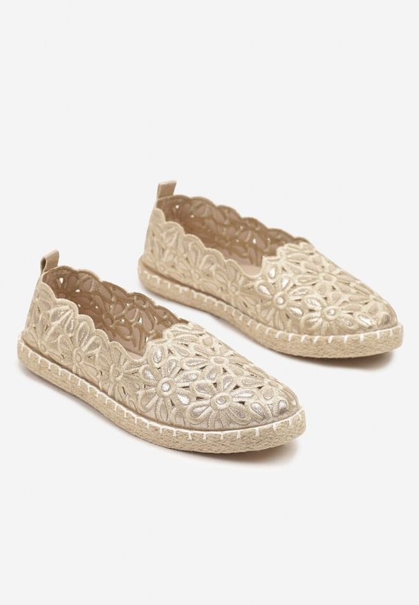 Renee - Złote Plecione Espadryle Vices z Kwiatowym Motywem z Ażurowymi Wycięciami Honavia. Okazja: na co dzień, na spacer. Kolor: złoty. Materiał: jeans. Wzór: ażurowy, kwiaty. Styl: casual