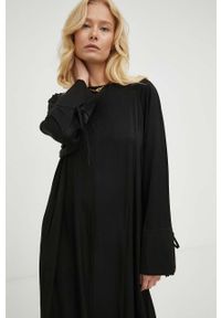 GESTUZ - Gestuz sukienka kolor czarny maxi oversize. Kolor: czarny. Materiał: tkanina, poliester, materiał. Długość rękawa: raglanowy rękaw. Typ sukienki: oversize. Styl: klasyczny. Długość: maxi #4