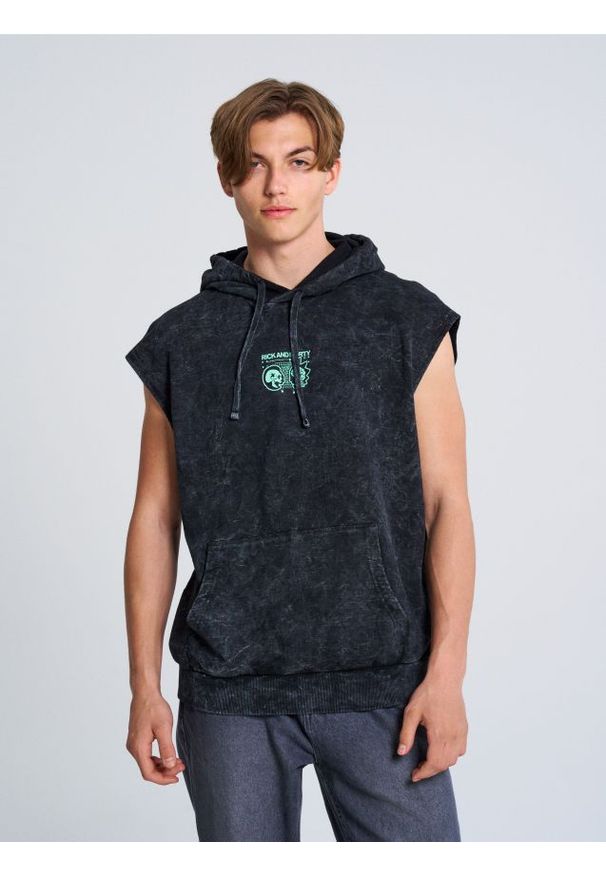 Sinsay - Bluza bez rękawów z kapturem i nadrukiem Rick & Morty - szary. Typ kołnierza: kaptur. Kolor: szary. Długość rękawa: bez rękawów. Wzór: nadruk