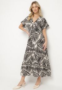 Born2be - Czarna Sukienka Wiskozowa Rozkloszowana w Liściasty Print Draledia. Typ kołnierza: dekolt w serek. Kolor: czarny. Materiał: wiskoza. Długość rękawa: krótki rękaw. Wzór: nadruk. Typ sukienki: rozkloszowane #1