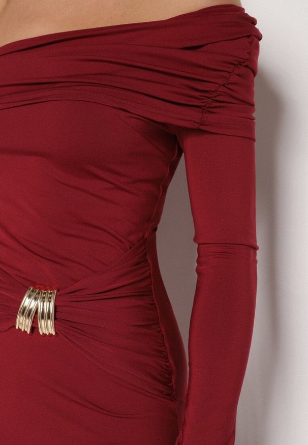 Born2be - Bordowa Sukienka z Wiskozą Wywiniętym Dekoltem Marszczeniem i Metaliczną Ozdobą Reillea. Okazja: na co dzień. Kolor: czerwony. Materiał: wiskoza. Wzór: aplikacja. Styl: klasyczny, casual, elegancki