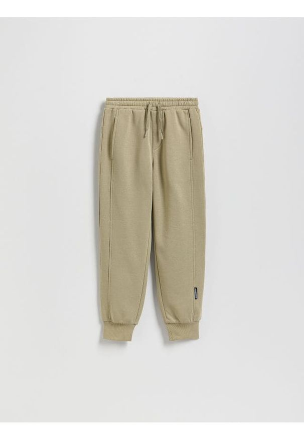 Reserved - Bawełniane joggery z meszkiem - oliwkowy. Kolor: oliwkowy. Materiał: bawełna