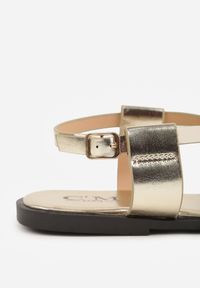 Born2be - Złote Sandały w Stylu Japonek z Metaliczną Ozdobą Catelin. Zapięcie: sprzączka. Kolor: złoty. Wzór: aplikacja. Styl: elegancki, klasyczny #7