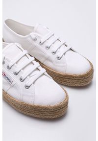 Superga - Tenisówki. Nosek buta: okrągły. Zapięcie: sznurówki. Kolor: biały. Obcas: na platformie