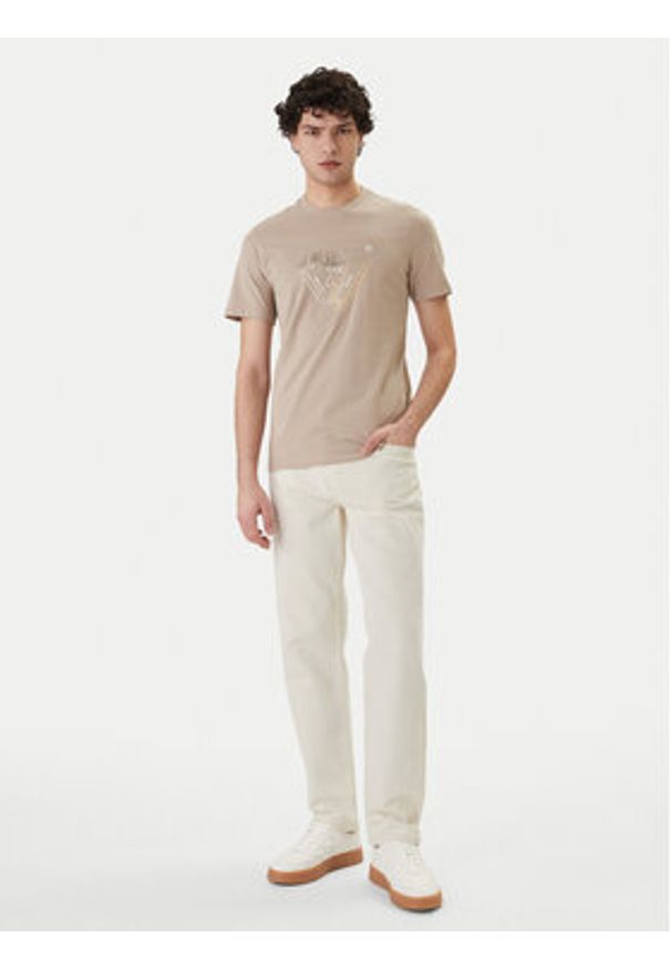 Guess T-Shirt M6GI11 K2992 Beżowy Slim Fit. Kolor: beżowy. Materiał: bawełna