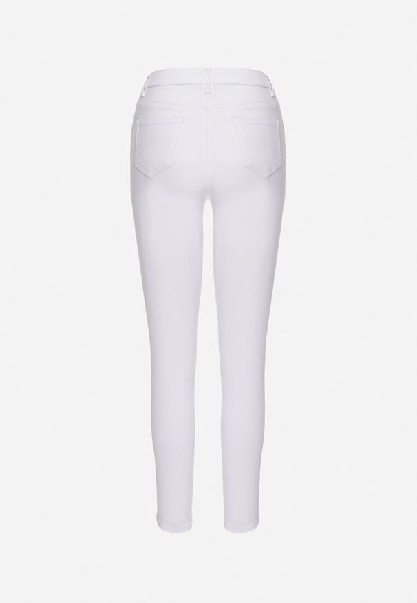 Born2be - Białe Spodnie Skinny z Dziurą i Panterkową Łatką Halitellia. Kolor: biały. Materiał: skóra. Długość: długie. Styl: elegancki