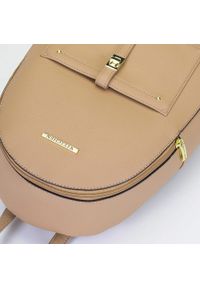 Wittchen - Damski plecak z kieszenią z przodu. Kolor: beżowy. Materiał: skóra ekologiczna. Wzór: aplikacja, paski. Styl: elegancki #5