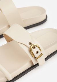 Born2be - Beżowe Klapki z Dwoma Paskami i Metaliczną Klamrą Doriax. Okazja: na spacer, na co dzień. Kolor: beżowy. Styl: casual, klasyczny #9