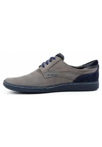 KOMODO Buty męskie Casual 848 szare. Okazja: na co dzień. Zapięcie: pasek. Kolor: szary. Materiał: jeans, skóra. Wzór: paski. Sezon: wiosna, jesień, lato. Styl: casual