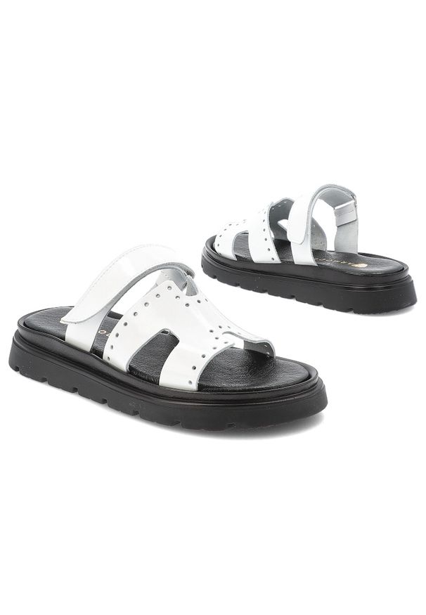 Białe Klapki Armodo Wygodne Obuwie Damskie. Kolor: biały. Materiał: skóra, lakier. Wzór: geometria. Sezon: lato. Styl: elegancki