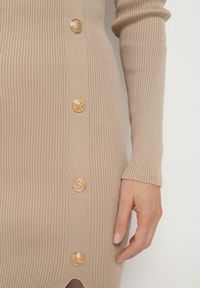 Born2be - Beżowa Sukienka z Dzianiny z Wiskozą o Dopasowanym Kroju z Rozcięciem i Guzikami Vilavia. Okazja: na co dzień. Kolor: beżowy. Materiał: wiskoza, dzianina. Wzór: aplikacja. Typ sukienki: proste. Styl: casual, elegancki #7