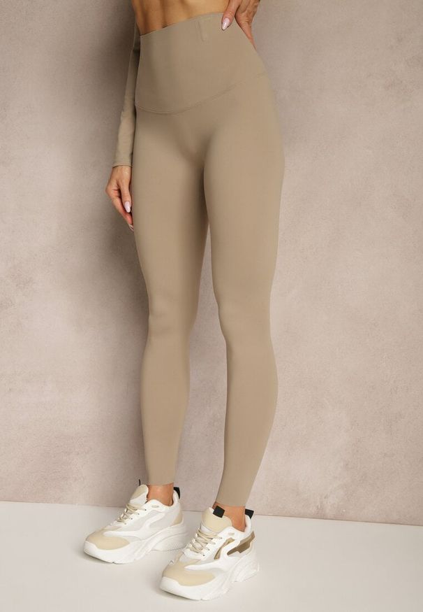 Renee - Beżowy Komplet Sportowy Legginsy i Top Typu Longsleeve Dorotia. Kolor: beżowy. Materiał: skóra