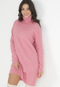 Born2be - Różowa Sukienka Classificator. Okazja: na co dzień. Typ kołnierza: golf. Kolor: różowy. Materiał: dzianina. Długość rękawa: długi rękaw. Sezon: zima, jesień. Typ sukienki: proste. Styl: casual #1