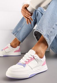 Renee - Biało-Fioletowe Sneakersy Ozdobione Kolorowymi Wstawkami i Perforacją Uttavia. Kolor: biały. Wzór: aplikacja, kolorowy #1