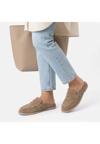 CheBello - Klapki damskie Chebello, welurowa cholewka wsuwany fason otwarta pięta klasyczny mokasynowy krój minimalistyczny design lekka płaska podeszwa, beżow. Okazja: na spacer, na co dzień, do domu. Nosek buta: otwarty. Kolor: beżowy. Materiał: welur. Wzór: aplikacja. Sezon: lato. Obcas: na płaskiej podeszwie. Styl: klasyczny #7