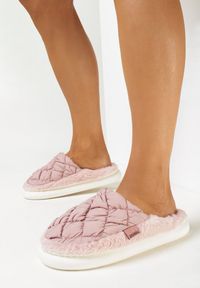 Born2be - Różowe Kapcie na Niskiej Platformie z Pikowanym Noskiem Lavemese. Nosek buta: okrągły. Kolor: różowy. Materiał: materiał. Obcas: na platformie. Styl: klasyczny. Wysokość obcasa: niski