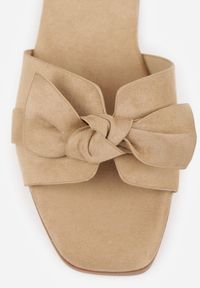 Born2be - Beżowe Klapki VICES z Imitacji Zamszu z Kokardą na Niskim Obcasie Imperiale. Okazja: na co dzień, do pracy, na spotkanie biznesowe. Kolor: beżowy. Materiał: zamsz. Wzór: gładki, haft. Obcas: na obcasie. Styl: casual, biznesowy, elegancki. Wysokość obcasa: niski #9