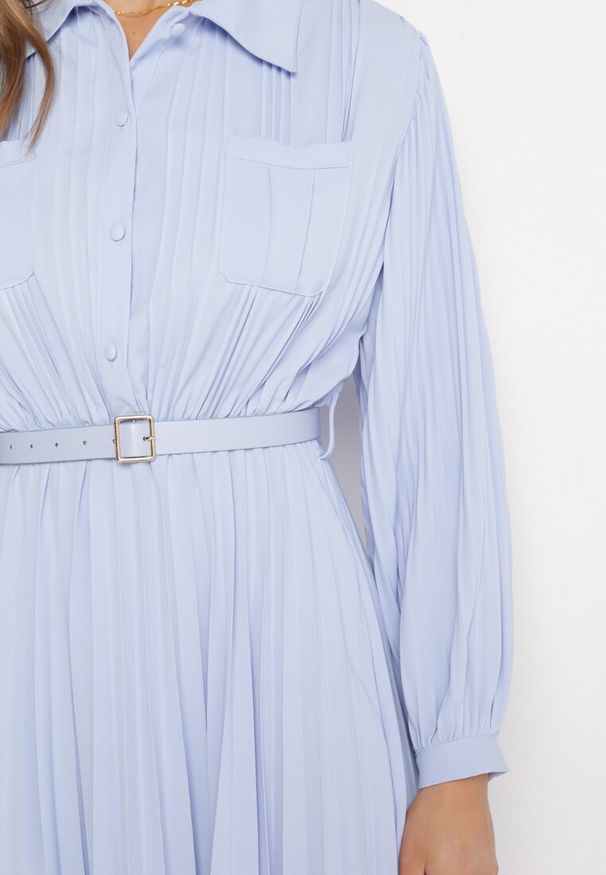 Born2be - Niebieska Plisowana Sukienka Midi z Paskiem z Kołnierzykiem i Kieszeniami Themirlla. Kolor: niebieski. Wzór: aplikacja. Długość: midi