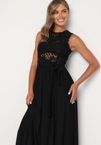 Born2be - Czarna Sukienka o Rozkloszowanym Kroju z Ażurowym Zdobieniem Rivanta. Okazja: na co dzień, na imprezę, na spacer. Kolor: czarny. Materiał: jeans. Wzór: aplikacja, ażurowy. Typ sukienki: rozkloszowane. Styl: elegancki, casual