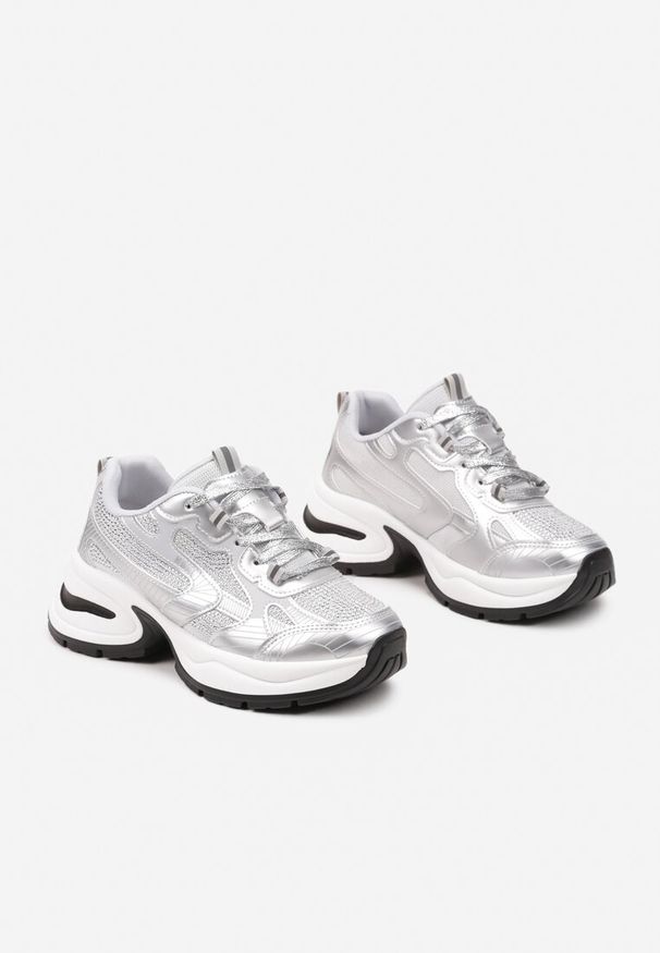 Born2be - Srebrne Sneakersy Streetwearowe na Grubej Podeszwie Zdobione Brokatem Felanwea. Okazja: na co dzień. Kolor: srebrny. Materiał: jeans. Wzór: aplikacja. Obcas: na platformie