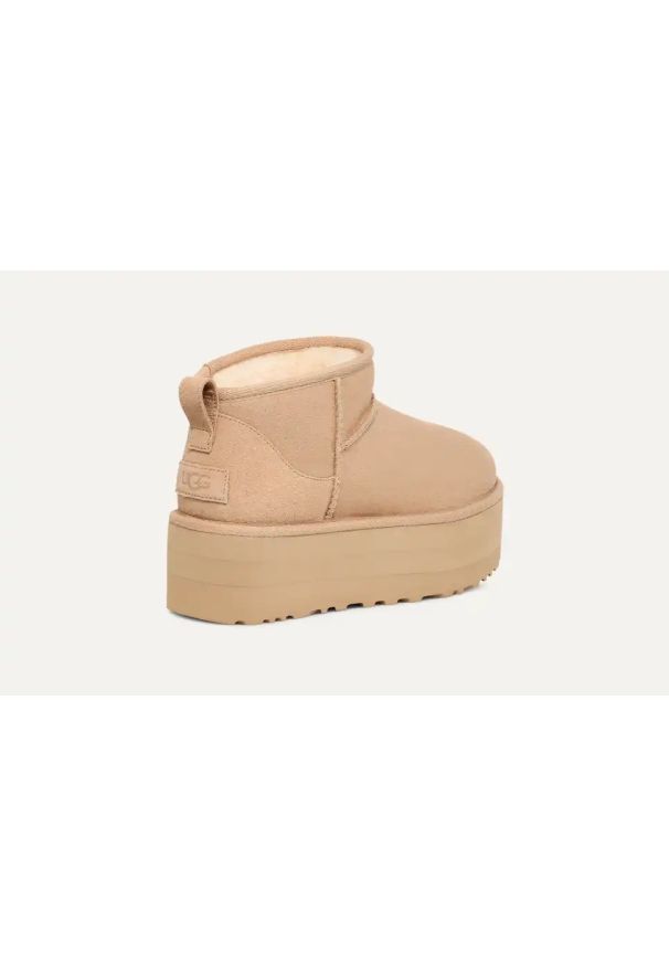 Ugg - Buty zimowe damskie UGG W CLASSIC ULTRA MINI PLATFORM. Okazja: na co dzień. Kolor: beżowy. Materiał: wełna, zamsz, poliester, materiał, lyocell. Szerokość cholewki: normalna. Wzór: aplikacja. Sezon: zima. Obcas: na platformie. Styl: klasyczny, casual