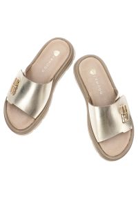 Złote Klapki Armodo Stylowe Płaskie Obuwie Damskie. Okazja: na spacer, na co dzień. Kolor: złoty. Materiał: jeans. Sezon: lato. Styl: elegancki #5