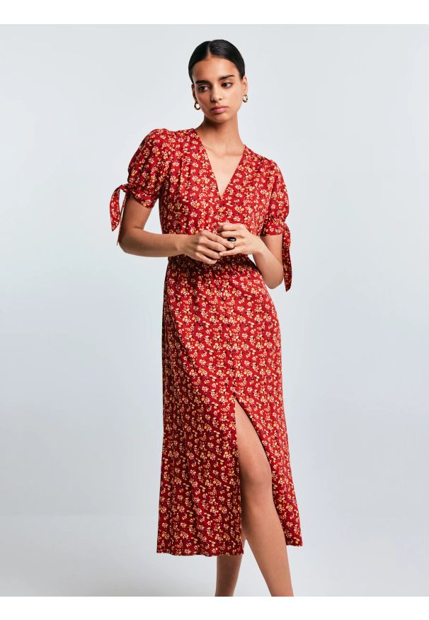 Big-Star - Sukienka damska midi z wiskozy z motywem kwiatowym czerwona Paregi 603. Okazja: na co dzień, na spacer. Typ kołnierza: dekolt w kształcie V. Kolor: czerwony. Wzór: kwiaty. Materiał: wiskoza. Długość rękawa: krótki rękaw. Sezon: wiosna. Styl: casual, elegancki. Długość: midi
